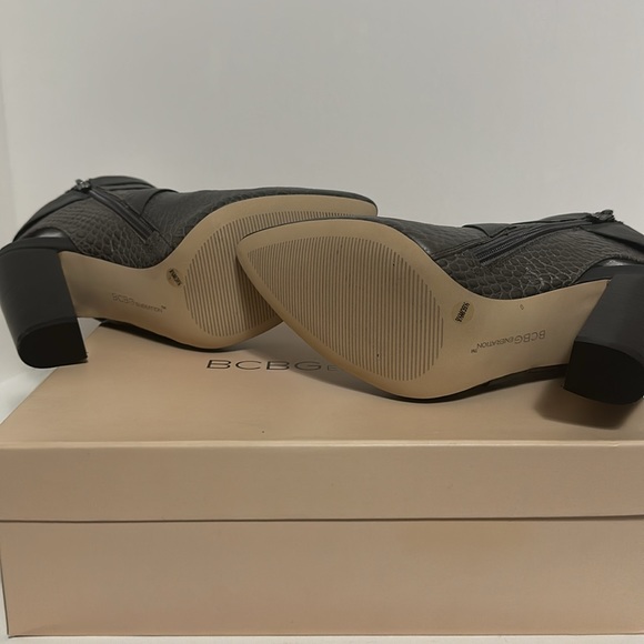 NWOT BCBGeneration Jezebelle Distressed Crocodile Dye Grey Open Back Bootie 9.5 - Picture 5 of 6